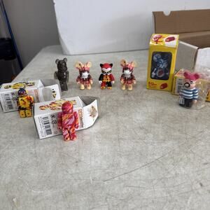 TOY2R QEE KEY CHAIN COLLECTION 2.5" 8 FIGURES 4 In Box